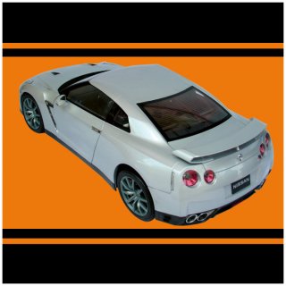 IXO 1/8 Auto-Modellbausatz Nissan GTR (2007)